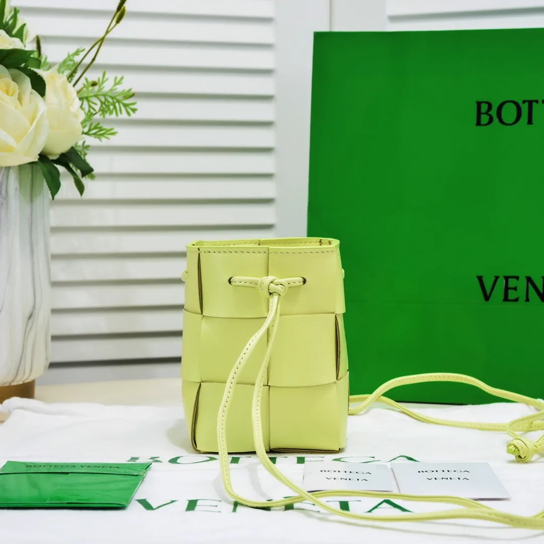 Small lemon yellow 🔻Bottega veneta* new woven small bucket bag latest series# The square bag shape is matched with classic woven elements, drawstring design, minimalism, and has a very large capacity. Every color is beautiful, it is simple and elegant but has a cool style. It can be used by both men and women, and the upper body is fashionable and classy! Style number: 6611# Large size: 14*9*9cm